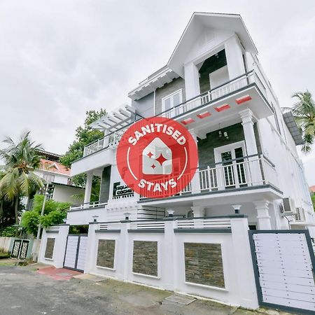 Vaccinated Staff - Oyo 15973 F Square Hotel Kochi Buitenkant foto