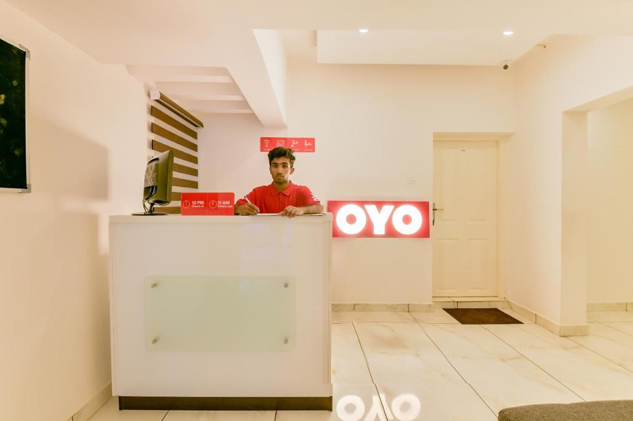Vaccinated Staff - Oyo 15973 F Square Hotel Kochi Buitenkant foto