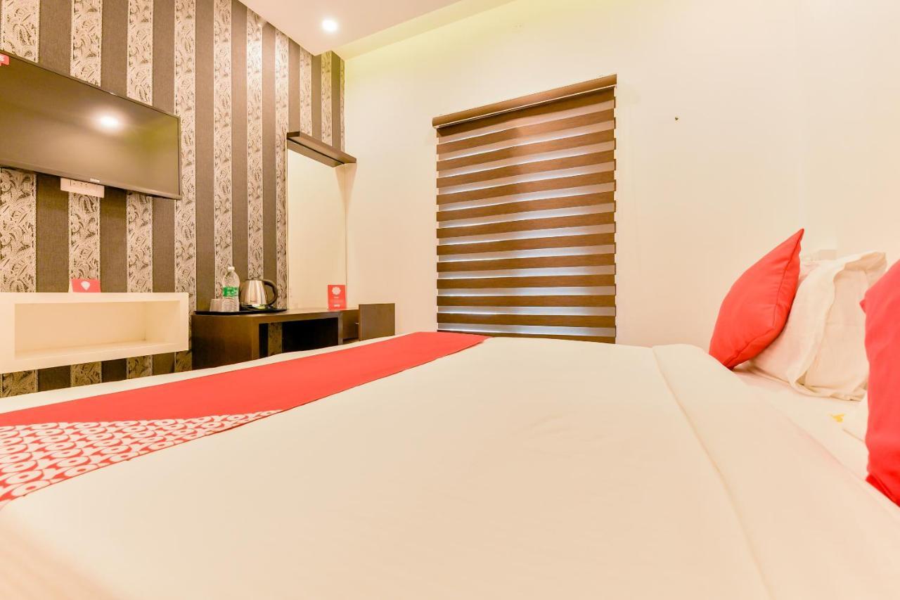 Vaccinated Staff - Oyo 15973 F Square Hotel Kochi Buitenkant foto