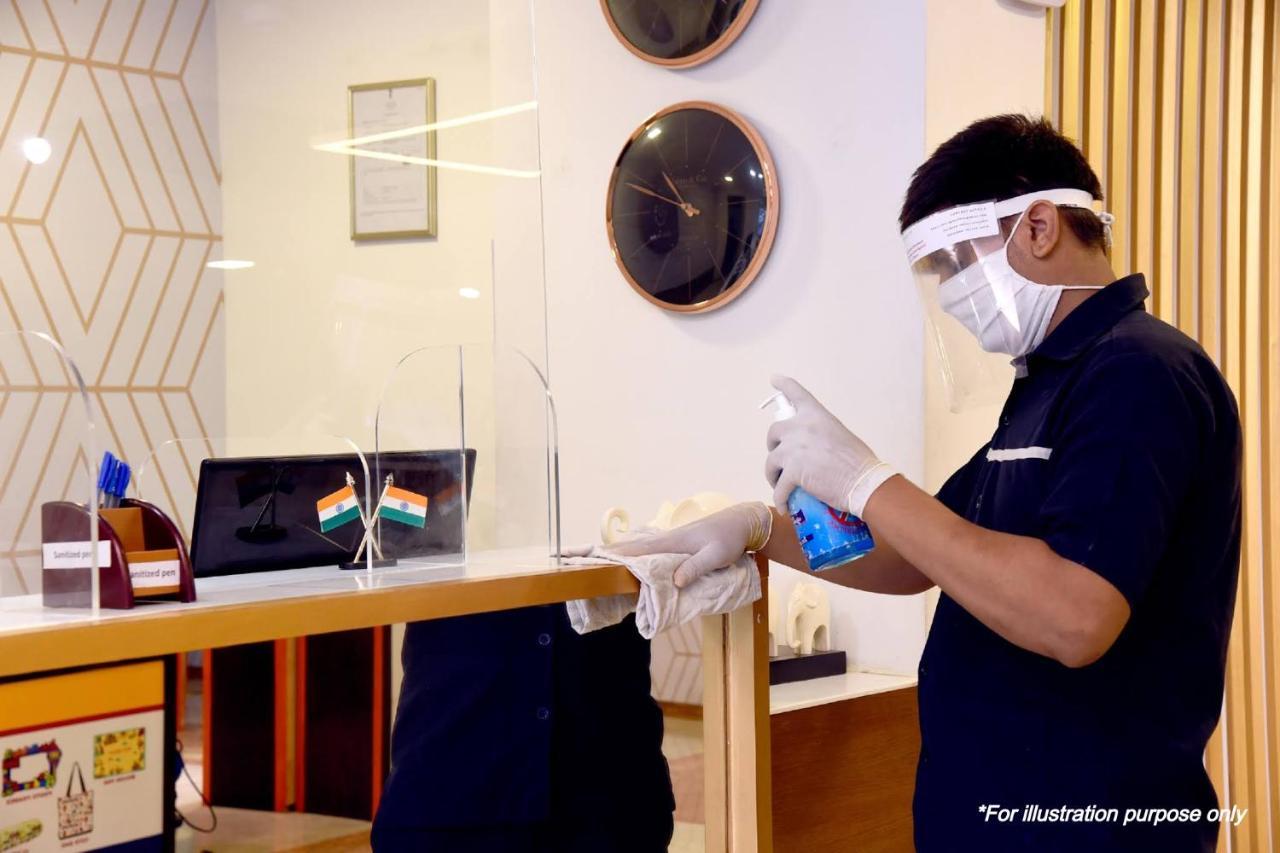 Vaccinated Staff - Oyo 15973 F Square Hotel Kochi Buitenkant foto