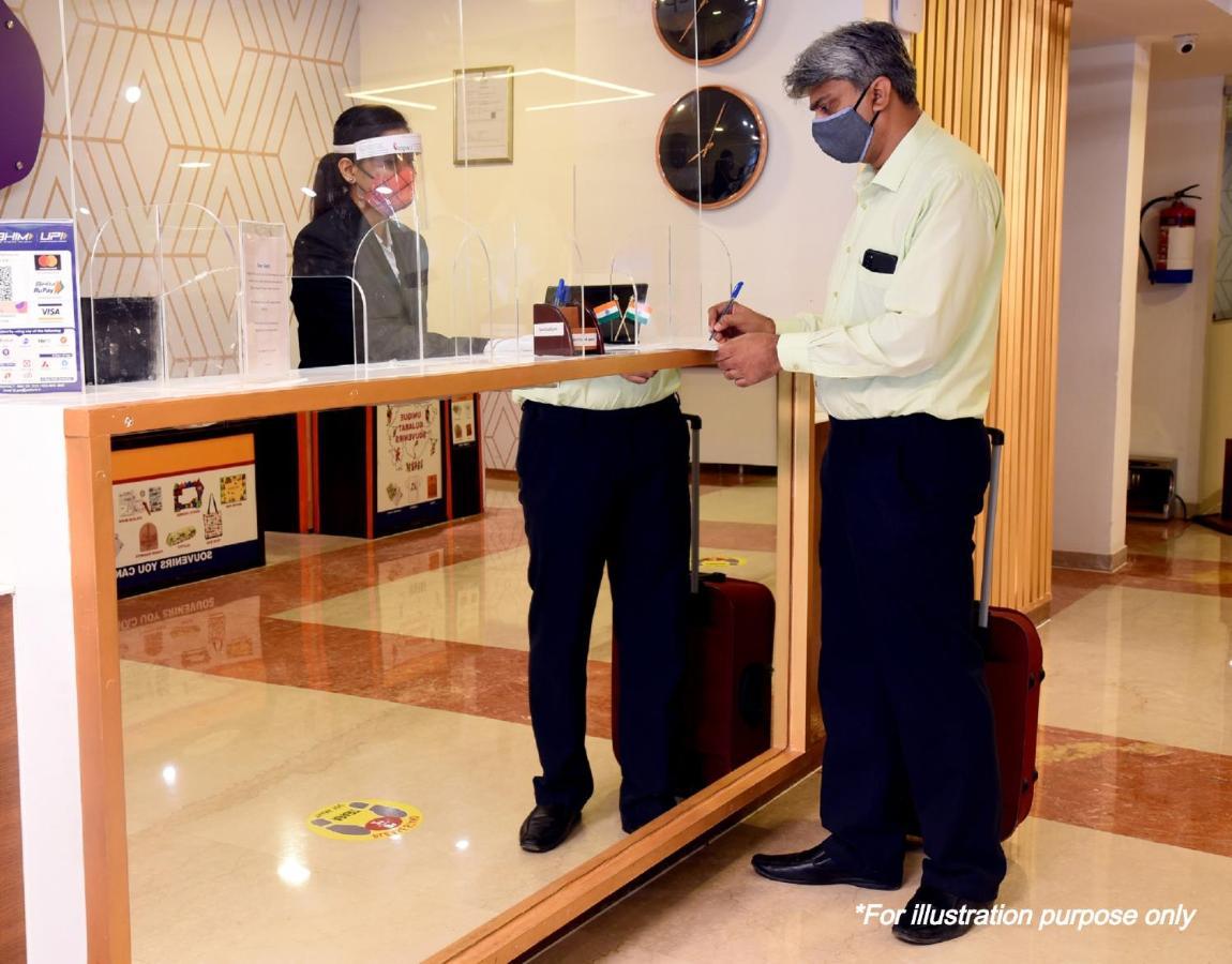 Vaccinated Staff - Oyo 15973 F Square Hotel Kochi Buitenkant foto